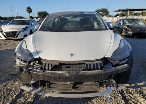 2022 Tesla Model 3 z USA, uszkodzony, nr VIN 5YJ3E1EB8NF249153